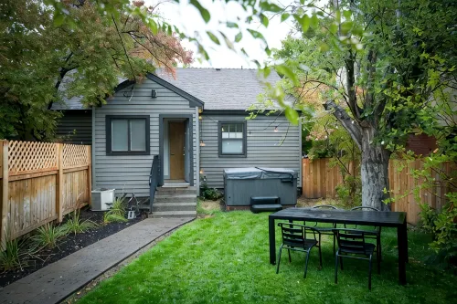 Downtown cottage with hot tub and fenced yard - Boutique