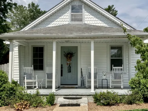 The Olde Springhouse cottage in downtown Abingdon - 3-Star