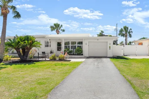 The Shore House! 1 Block to Beach and Dining - Wi-Fi