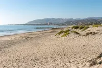 Contemporary Beach Getaway with Expansive Views - balcony