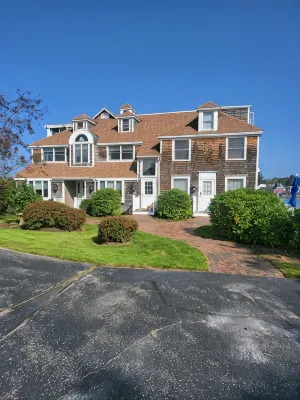 Cozy condo with harbor views. Walk to Dock Square and Beach. - 3-Star