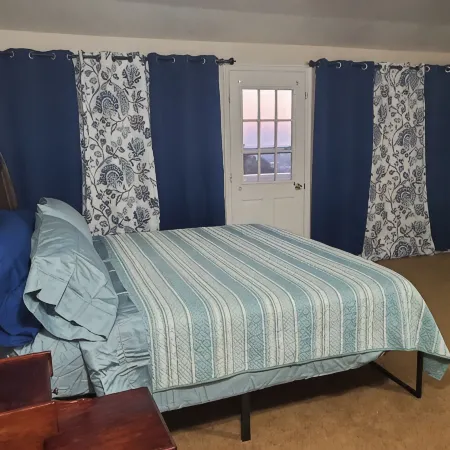 Recharge in quiet mountain neighborhood! Great 180 views! Nearby hiking &skiing!