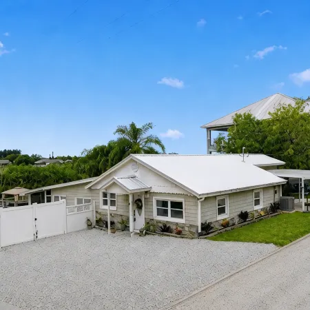 Palms Paradise. Pool. Waterfront. Near Space Coast Beaches.