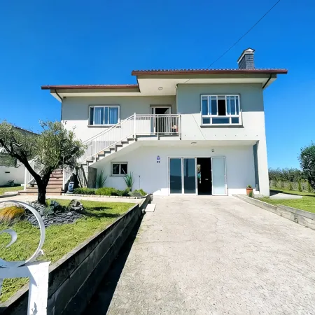 FOGAR DE AROUSA 3 minutes from the beaches, garden, barbecue, swimming pool.