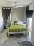 Lovely 3 bed 3 bath end villa with pool and beautiful port in Duquesa - 무료 와이파이