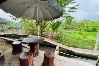 Hotel Dan Gazebo Syariah Pinggir Kali Prigen RedPartner فنادق في باندان