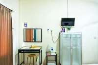 RedDoorz Near H. Hasan Aroeboesman Airport Hotels in Ende