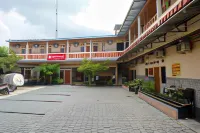RedDoorz Syariah near Flyover Palur Hotel dekat Klutuk Nusantara | Team Sakit Bekonang