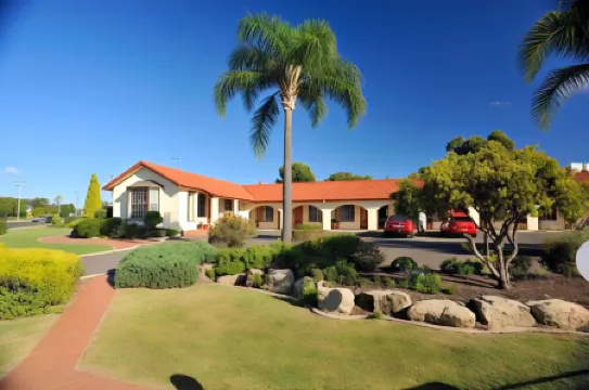 McNevins Warwick Motel