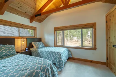 Henderson by AvantStay Lake View Walk to Beach, Garwoods & More
