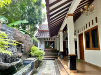 Joglo Satrio Pinayungan Villa Hotels in Piyungan