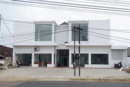 Karya Guest House Syariah Отели в г. Mendalo Darat