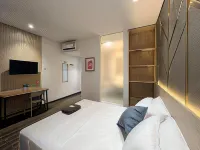 Box City Hotel Mojokerto فنادق في Kenanten