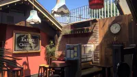 Ewings Bar & Self-Catering Accommodation Hoteles en Ballyvangour
