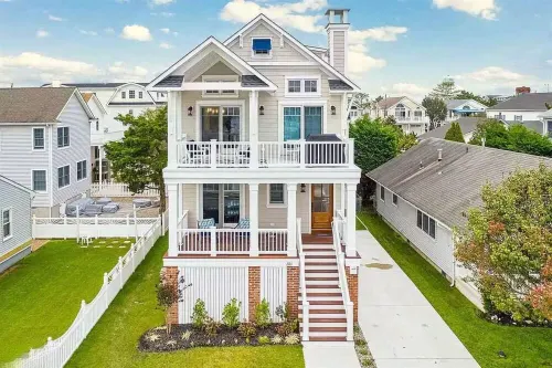 Beautiful new home, professionally decorated with pool close to town and beach