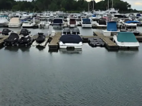 Clean & Cozy Cottage - Lake Views + Private Hot Tub 杰尼瓦酒店