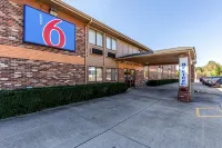 Motel 6 Troy, IL - parking