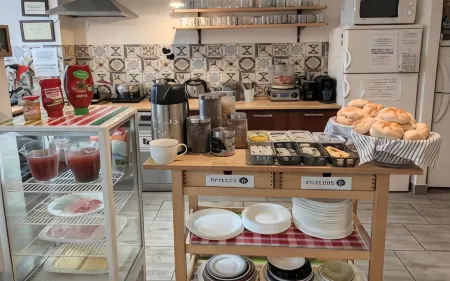 Hostel Helvetia - Private Rooms in City Center and Old Town