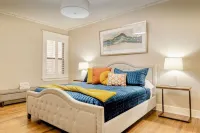 Renovated Art Deco retreat with porch and 2 King Beds, walk to coffee and food!