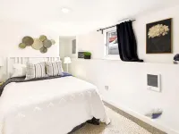 Cozy Escape with Natural Light and Modern Finishes - Charming Boho Haven Hotels in Albany