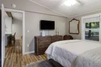 Cozy & New - Walk to Lake Michigan & Northport's shops, restaurants, and bars.