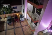 3 Bed Deluxe Apartment - Wifi Parking Aircon - parking