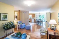 Perfect for couples or the family. Walk downtown, to beach or hiking trails.