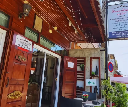 Chiangkhan Rueanmai Guest house 1 Отели рядом с достопримечательностью «Kaeng Khut Khu»