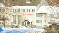 Stunning Mountain Views and Year-Round Amenities - Stylish Country Haven Hotels in Hancock