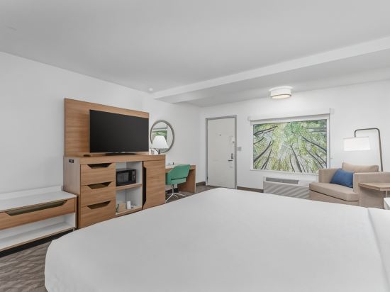 Crossroads Inn & Suites