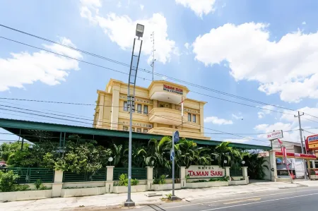 RedDoorz Plus Near Alun Alun Karanganyar Отели в г. Sragen Regency