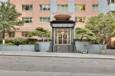 Downtown Seattle Condo w/ Rooftop Deck + Views! Hotels in First Hill