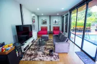 Khongdonat Premium Pool Villa Hotels in U Thong