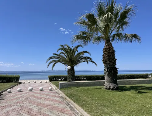 Cozy Beachfront Maisonette Offers Panoramic Views of Sea!