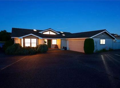 Waterfront Home in Historic La Conner. 30 Day Stay. Excellent Long-Term Rates.