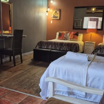 44 on Ennis Guest Lodge and Restaurant -