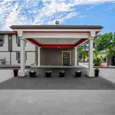 Super 8 by Wyndham Lewiston Auburn Area Hotel Exterior
