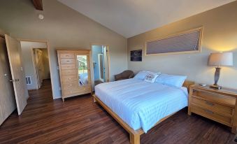 Sunrise Chalet at Wapato Point, Sleeps 12, Half Block to Sandy Beach Waterfront