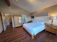Sunrise Chalet at Wapato Point, Sleeps 12, Half Block to Sandy Beach Waterfront