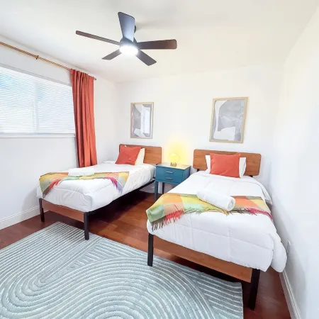 Family Home: Sleeps 12, Firepit, Games & Movie Room!