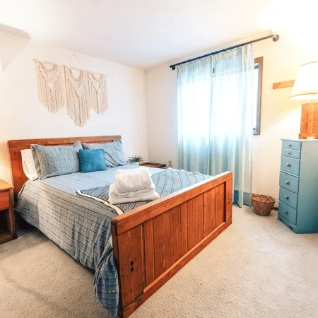 Poconos Retreat: Hot Tub, Game Room, Lakes, BBQ, Fire Pit & Family Fun