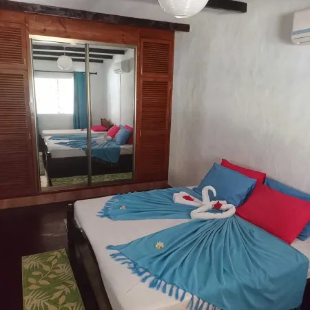 HCS Bungalows, Turtle Bay Rustic Bungalow with garden, Flat #1