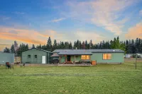 Lakeside King Suite, Cozy Winter Escape Fireplace, Fast Wi-Fi, Near Mt Hood