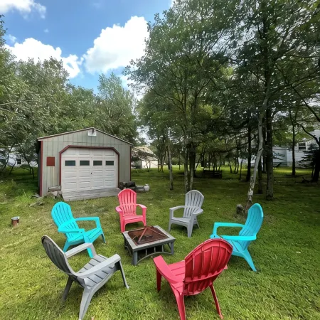 Cozy Lake Mountain Escape Cottage- Fire pit, Large Deck, Community Lakes & Pools