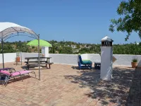 Small apartment in a quiet location with two private terraces and sea views Hotels in Quelfes