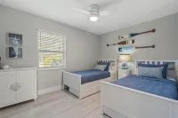 2 bedroom, walk to beach-bikes-kayaks-grill-picnic-hot outdoor shower-beach gear