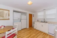 Cute Cottage 5 minutes from the Track - Homestays