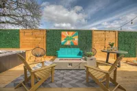 Luxury Modern Home with Hot Tub Deck & Firepit! - 4 stjerner