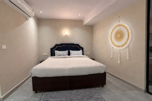 Modern Cozy 1BHK Studio, King Bed & Kitchenette