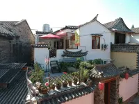 Guanhai Xiaoyuan Homestay (Jianshui Ancient City Branch) - parking